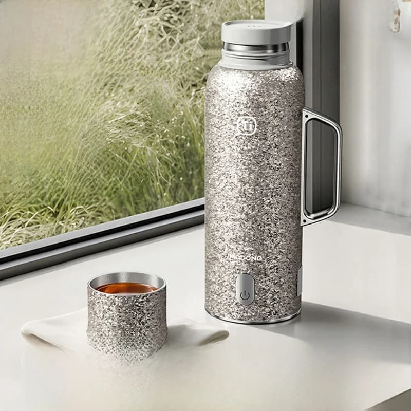 Vakuumisolerad kopp i ren titan med temperaturdisplay, 601-700ml
